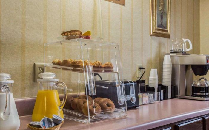 Econo Lodge Inn & Suites