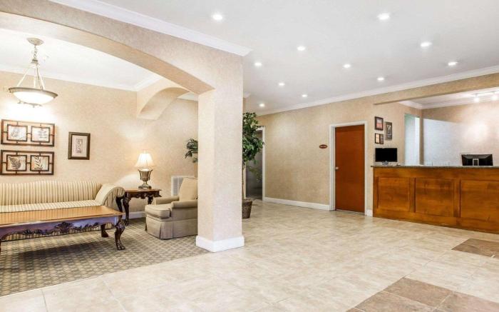Econo Lodge  Inn & Suites