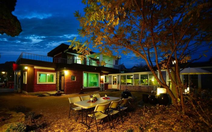 Jeonju Haninokeui YIhwawon Healing Gonggan Private Pension (전주 한인옥의이화원 힐링공간 독채펜션)