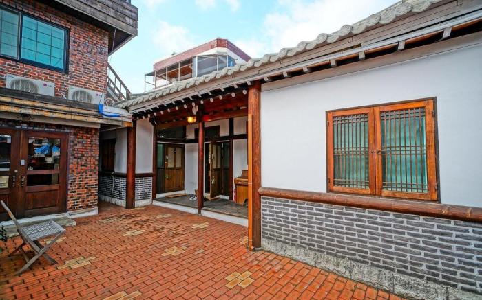 Jeonju Namugeuneul and Geunsoonae Chogajip
