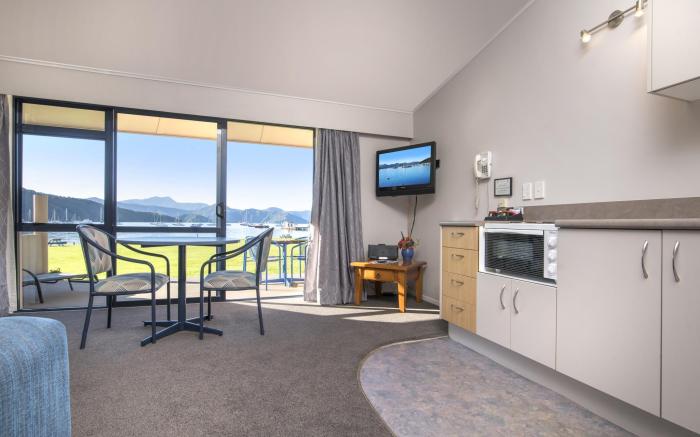 Bay Vista Waterfront Motel