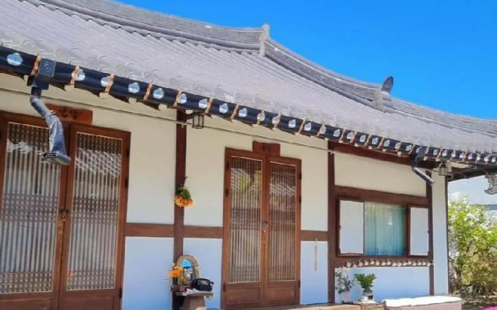 Jeonju Hanok Maeul Sukbak Byeolbit Goong