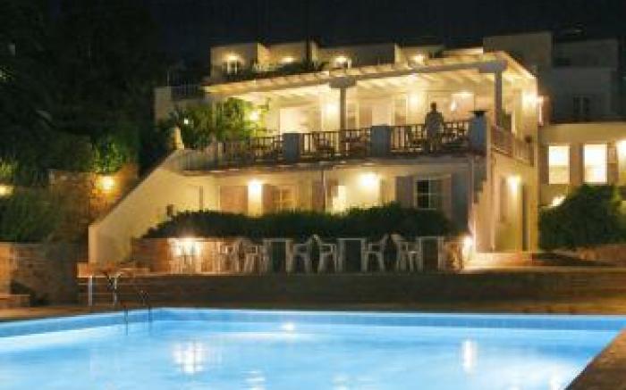 Akrotiri Hotel