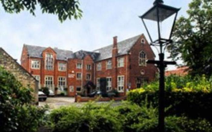 Castle Hotel & Apartments