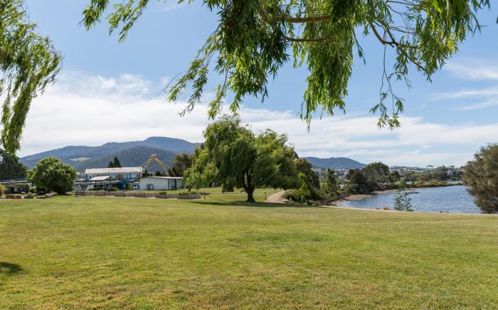 Riverfront Motel & Villas