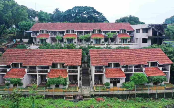 Manas Resort With Petting Zoo