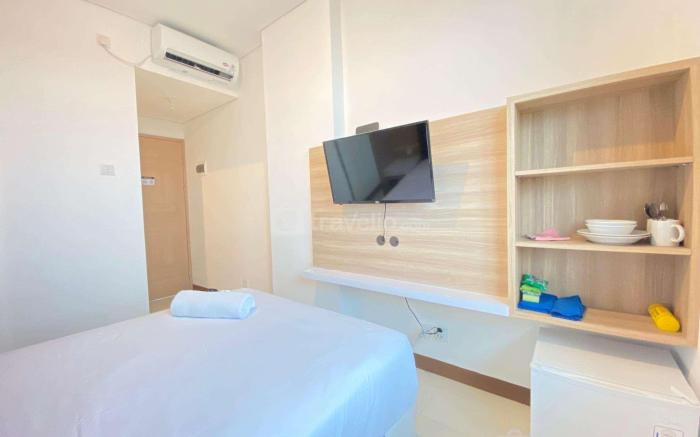 Comfortable Studio Semi Apartment at The Lodge Paskal near BINUS University By Travelio