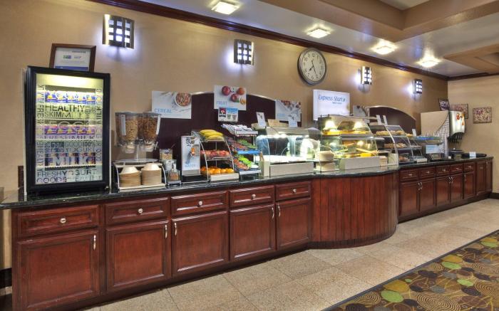 Holiday Inn Express & Suites Sealy By IHG