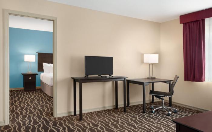 Days Inn and Suites by Wyndham Sikeston