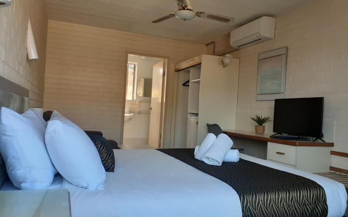 Crest Motor Inn