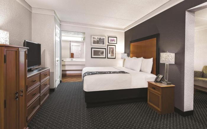 Super 8 by Wyndham The Woodlands North