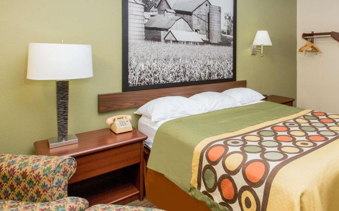 Super 8 By Wyndham Fairmont