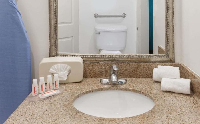 Howard Johnson by Wyndham San Diego Hotel Circle