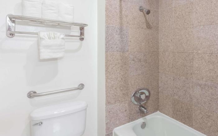 Howard Johnson by Wyndham San Diego Hotel Circle