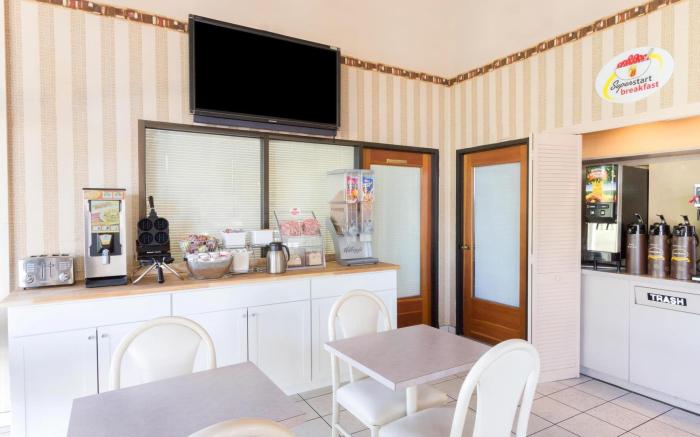Super 8 By Wyndham Riviera Beach West Palm Beach
