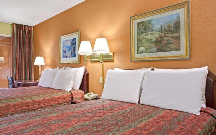 Days Inn by Wyndham Benson