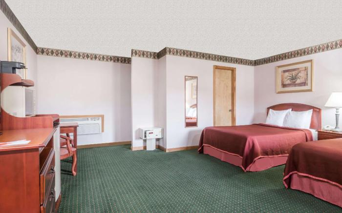 Howard Johnson by Wyndham Lenox