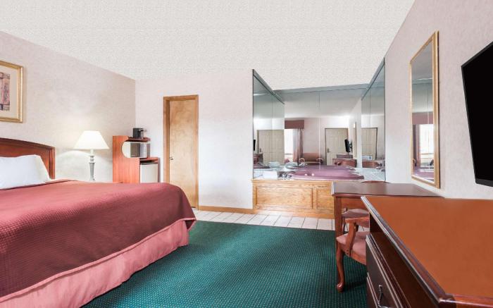 Howard Johnson by Wyndham Lenox