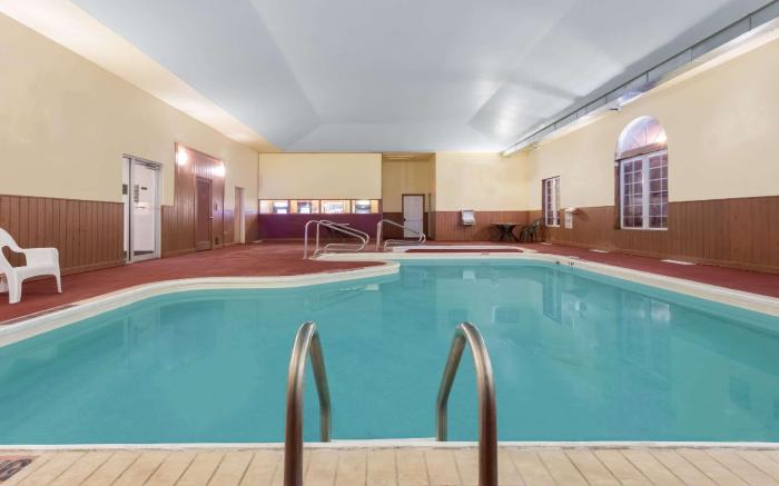 AmericInn by Wyndham Eagle River Downtown
