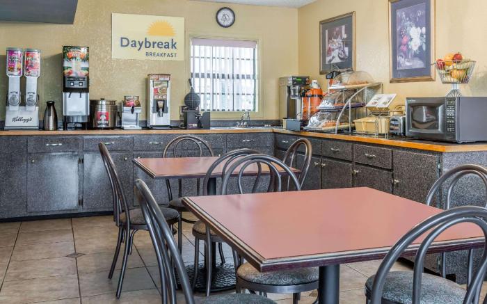 Days Inn by Wyndham Clayton
