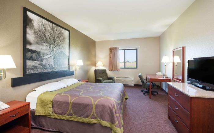 Super 8 By Wyndham Iola Ks