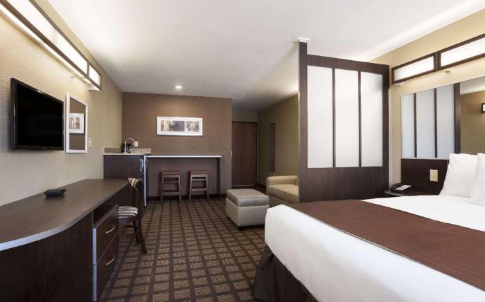 Microtel Inn & Suites by Wyndham Kenedy/Karnes City