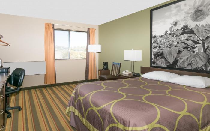 Super 8 By Wyndham Topeka/Wanamaker Rd/I-70