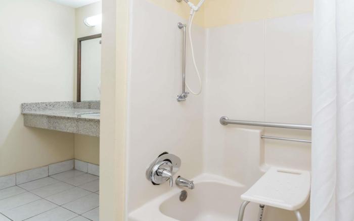 Super 8 By Wyndham Statesboro