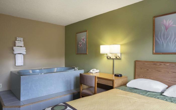 Super 8 By Wyndham Mayfield