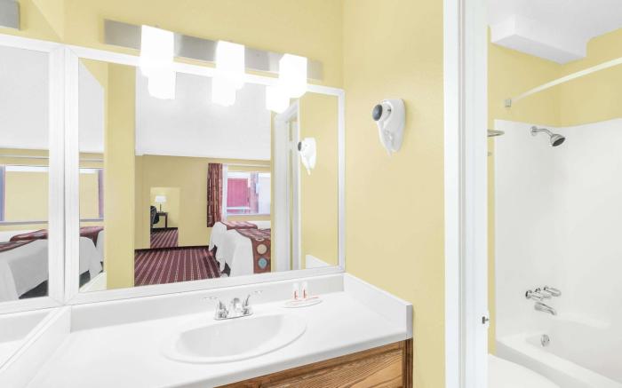 Super 8 By Wyndham Kerrville Tx
