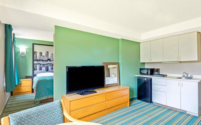 Super 8 By Wyndham Toronto East On