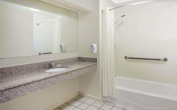 Super 8 By Wyndham Cabot