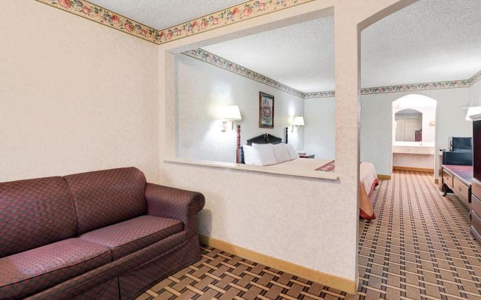Super 8 by Wyndham Dallas South