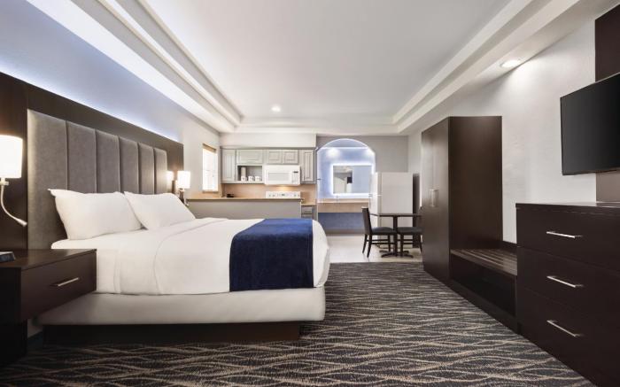 Days Inn & Suites by Wyndham Houston Hobby Airport