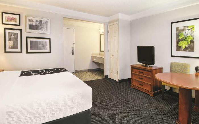 La Quinta Inn & Suites by Wyndham Houston Baytown East