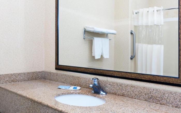 Howard Johnson by Wyndham Bakersfield