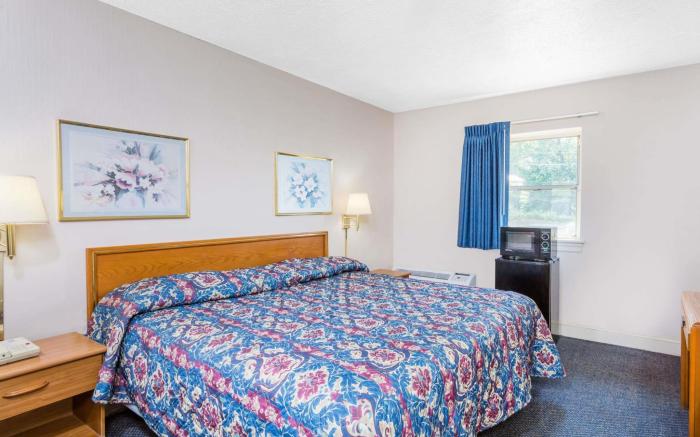 Knights Inn - Collinsville, VA