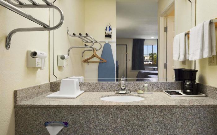 Super 8 By Wyndham Grand Prairie Southwest