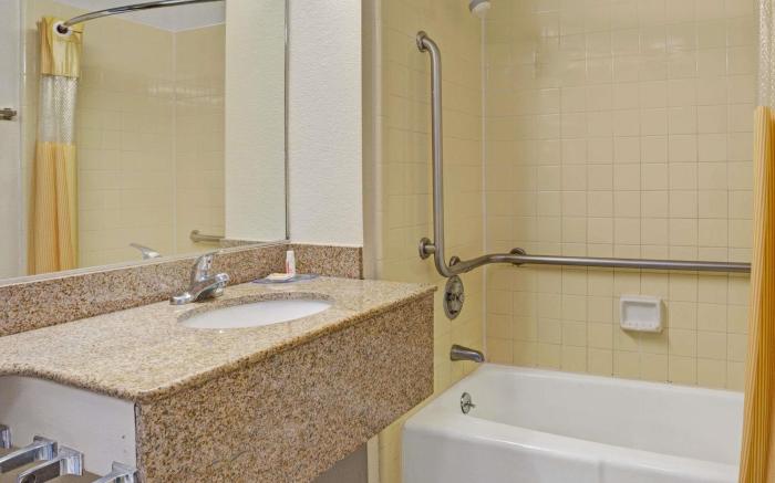 Days Inn by Wyndham Norfolk Military Circle