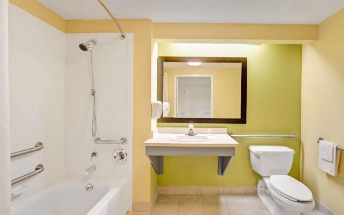 Days Inn & Suites by Wyndham DeSoto