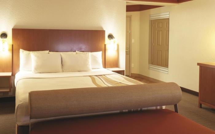 La Quinta Inn & Suites by Wyndham Atlanta Ballpark/Galleria