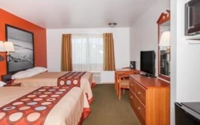 Super 8 by Wyndham Cloverdale Wine Country