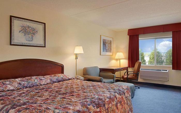 Super 8 By Wyndham Manchester Airport