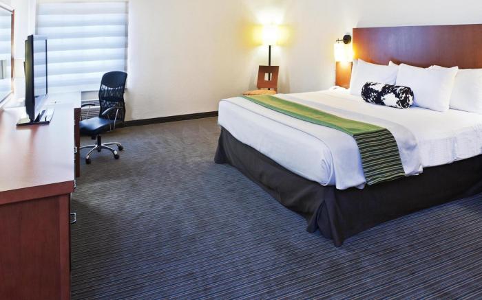 La Quinta Inn & Suites by Wyndham Dallas Love Field