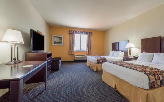 Days Inn & Suites by Wyndham Cleburne TX