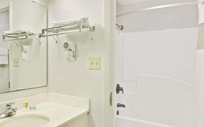 Travelodge Suites by Wyndham MacClenny