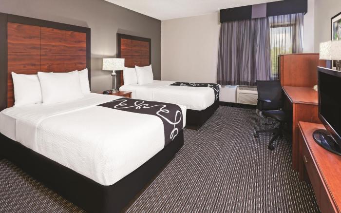 La Quinta Inn & Suites by Wyndham DFW Airport South / Irving
