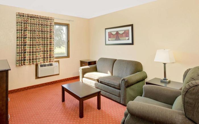 Howard Johnson by Wyndham Waterloo/Cedar Falls