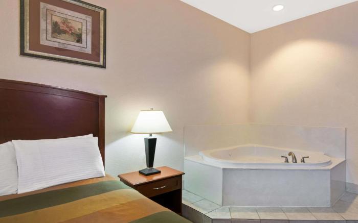 Super 8 By Wyndham Austin/Airport South