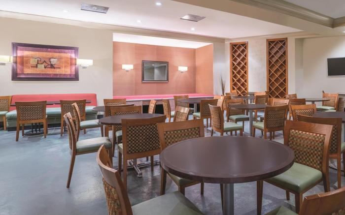 La Quinta Inn and Suites by Wyndham Secaucus Meadowlands